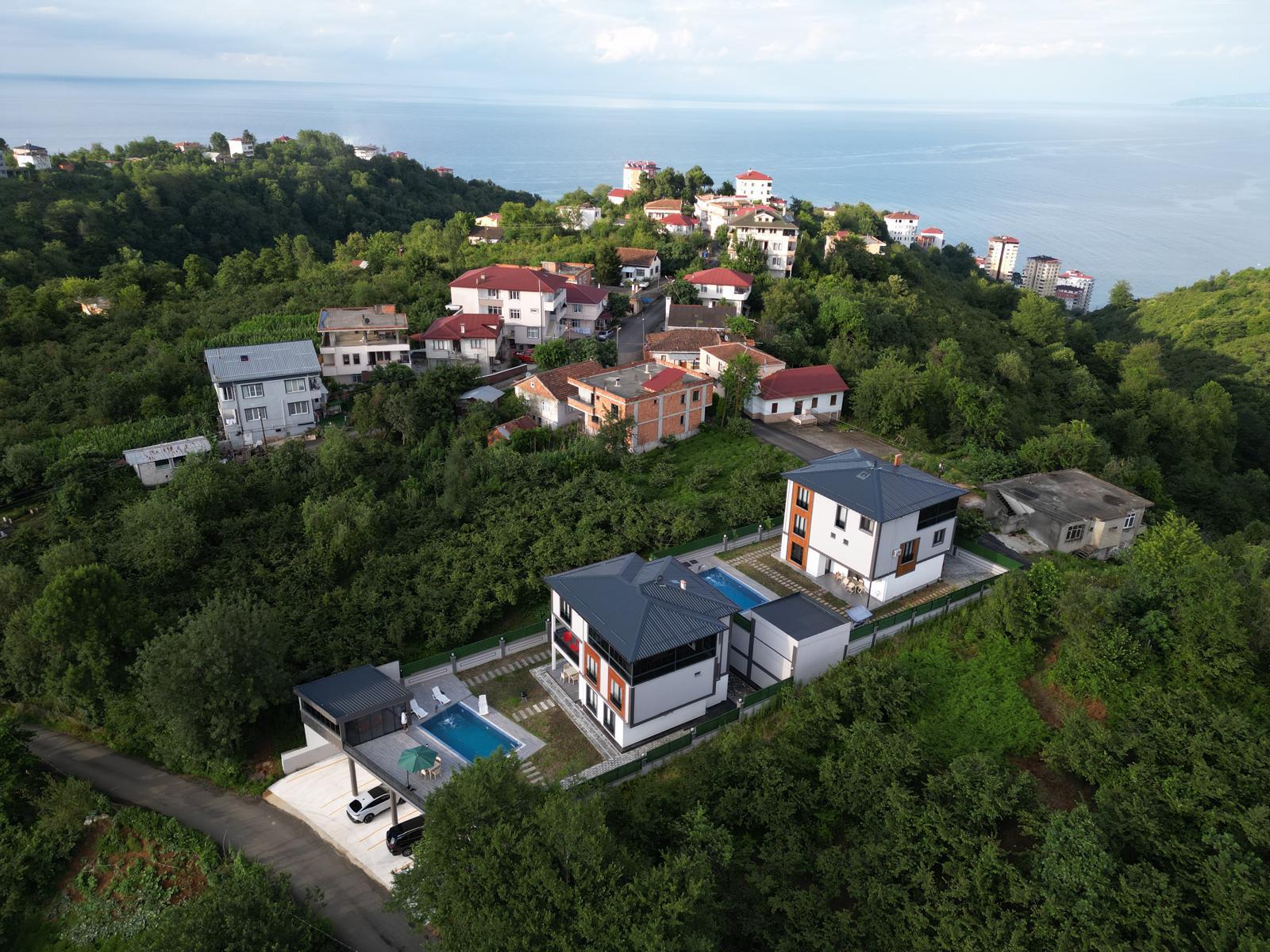 ARAKLI HÜRRİYET MAHALLESİNDE HAVUZLU LÜKS SATILIK VİLLALAR